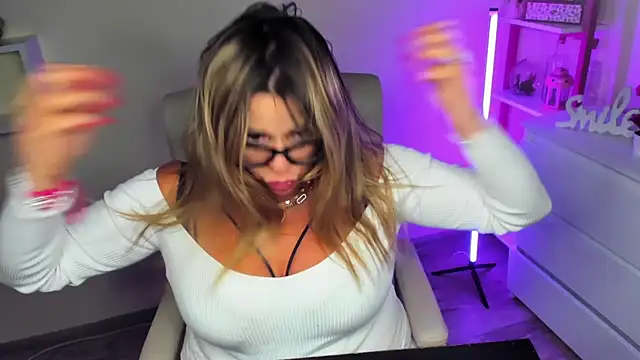 Snapshot of teaseDiana chatting on March 14, 10:07 am teaseDiana online show from March 14, 10:07 am