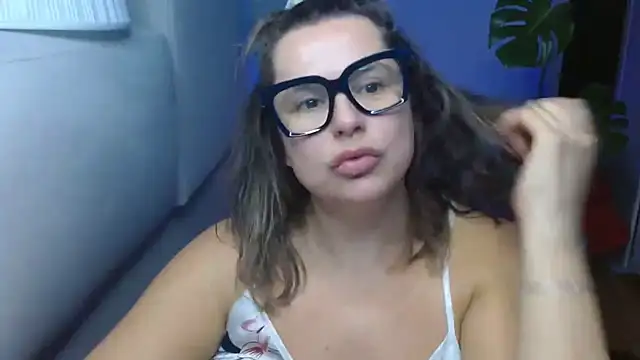 Snapshot of teaseDiana chatting on October 10, 6:01 am teaseDiana online show from October 10, 6:01 am