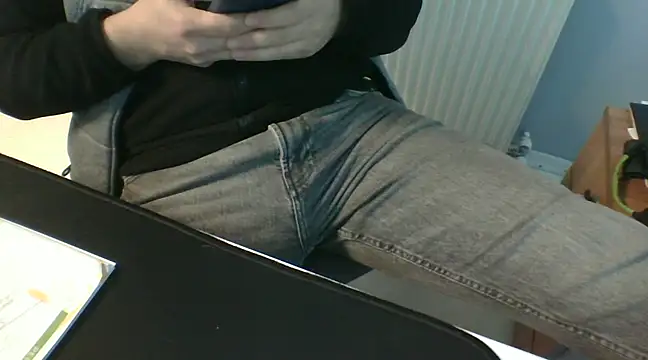 Snapshot of Koraymoray15 chatting on February 12, 2:43 pm Koraymoray15 online show from February 12, 2:43 pm