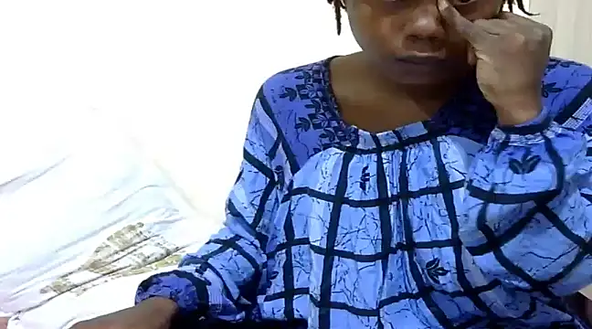 Snapshot of Sexy_kienyeji chatting on February 4, 2:53 pm Sexy kienyeji online show from February 4, 2:53 pm