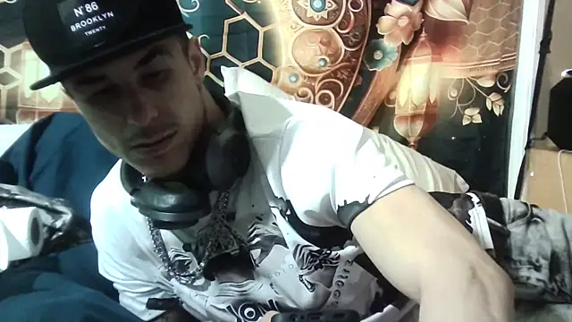 Snapshot of --D-a-D-D-y- chatting on November 11, 4:23 am --D-a-D-D-y- online show from November 11, 4:23 am