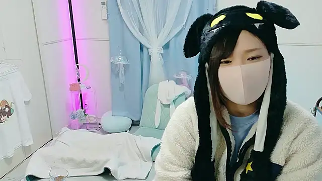 Snapshot of MEI--55 chatting on October 31, 9:21 am MEI--55 online show from October 31, 9:21 am