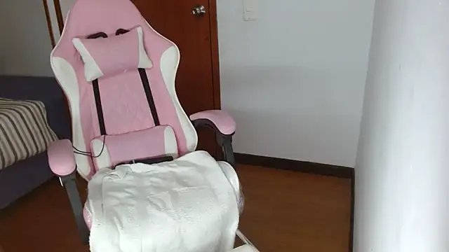 Snapshot of Mishka__ chatting on December 7, 1:03 am Mishka online show from December 7, 1:03 am