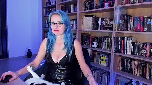 Queen of Hearts1 online show from November 7, 8:42 pm