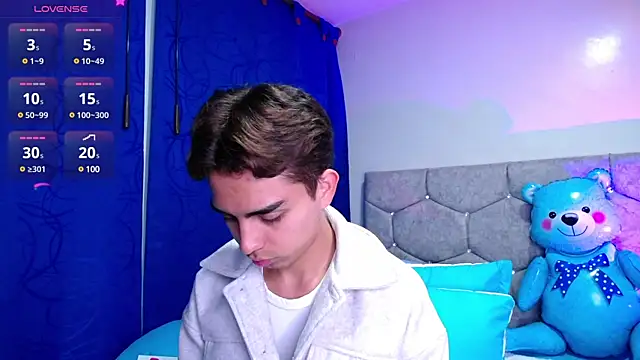 OwenBluee online show from February 2, 4:37 am