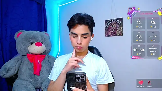 OwenBluee online show from May 11, 5:35 am