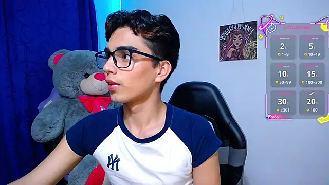 OwenBluee online show from May 14, 9:05 am