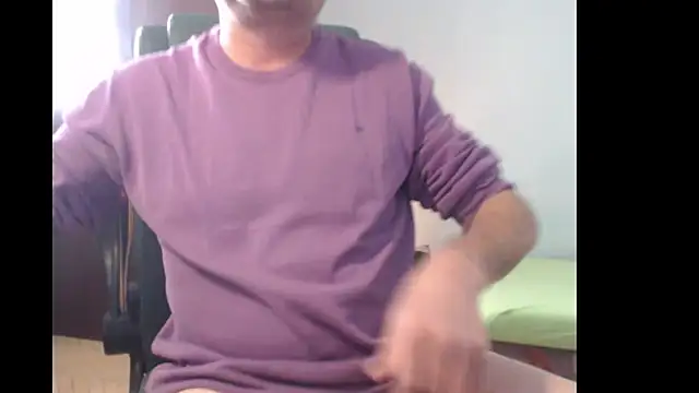 Snapshot of tuttiluss44 chatting on March 13, 8:37 am tuttiluss44 online show from March 13, 8:37 am