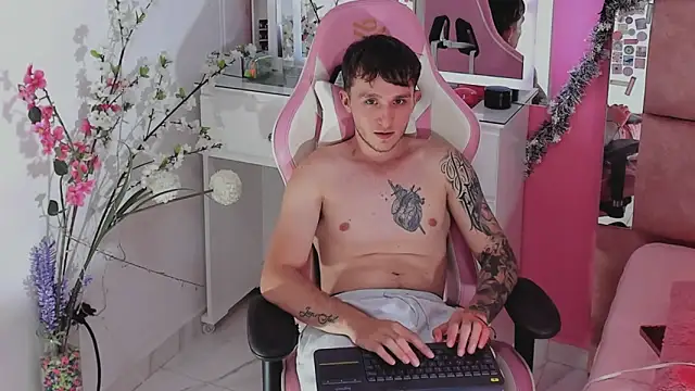 Dylanwhite23  online show from December 18, 3:12 am