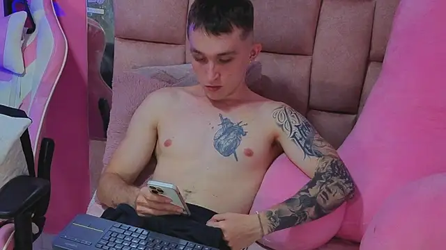 Dylanwhite23  online show from May 7, 1:33 am