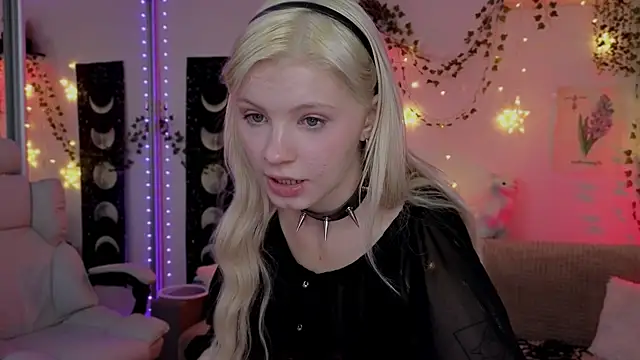 Snapshot of Moonlight_Mia chatting on October 25, 11:21 pm Moonlight Mia online show from October 25, 11:21 pm