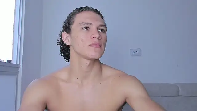 Snapshot of laurent_nova chatting on February 19, 10:20 pm laurent nova online show from February 19, 10:20 pm