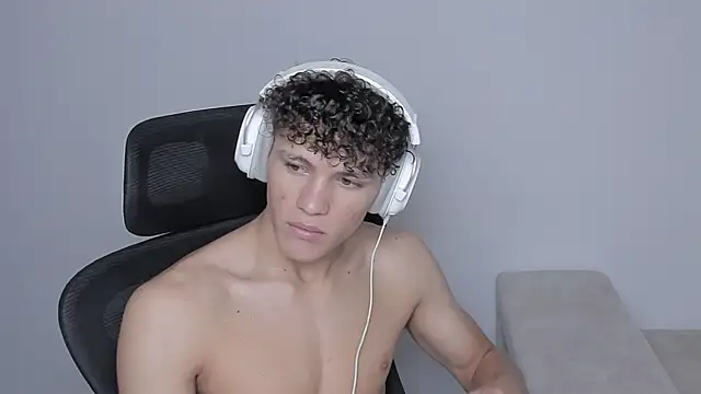 Snapshot of laurent_nova chatting on September 22, 7:49 pm laurent nova online show from September 22, 7:49 pm