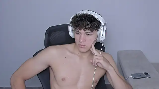 Snapshot of laurent_nova chatting on October 2, 9:44 pm laurent nova online show from October 2, 9:44 pm