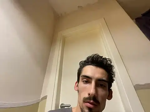 Snapshot of LamponaeFoglia3 chatting on December 17, 4:11 pm LamponaeFoglia3 online show from December 17, 4:11 pm