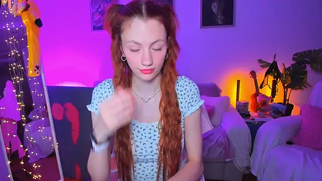 Snapshot of Alyssa_Smitt chatting on October 6, 9:45 pm Alyssa Smitt online show from October 6, 9:45 pm