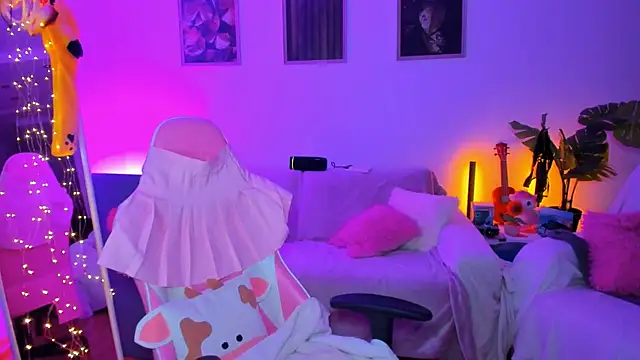 Snapshot of Alyssa_Smitt chatting on October 21, 6:52 pm Alyssa Smitt online show from October 21, 6:52 pm