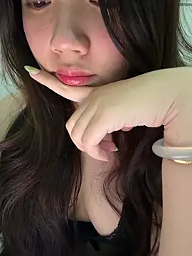 Snapshot of Hotellinh12 chatting on May 5, 4:04 pm Hotellinh12 online show from May 5, 4:04 pm