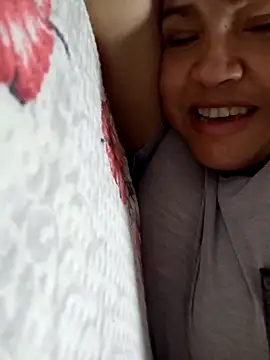 Snapshot of lovelyjhessy chatting on January 12, 2:14 am lovelyjhessy online show from January 12, 2:14 am