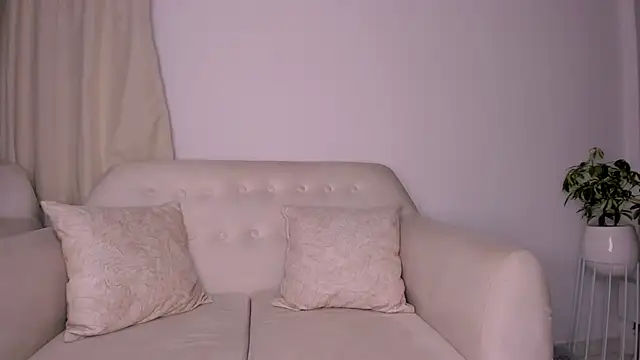 Snapshot of DannaHyde chatting on February 1, 7:34 pm DannaHyde online show from February 1, 7:34 pm