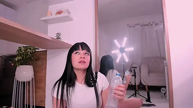 Snapshot of DannaHyde chatting on March 17, 11:32 pm DannaHyde online show from March 17, 11:32 pm