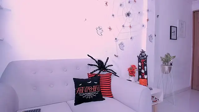 Snapshot of DannaHyde chatting on October 16, 4:30 pm DannaHyde online show from October 16, 4:30 pm