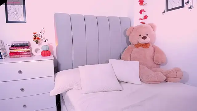 Snapshot of DannaHyde chatting on October 30, 5:35 pm DannaHyde online show from October 30, 5:35 pm