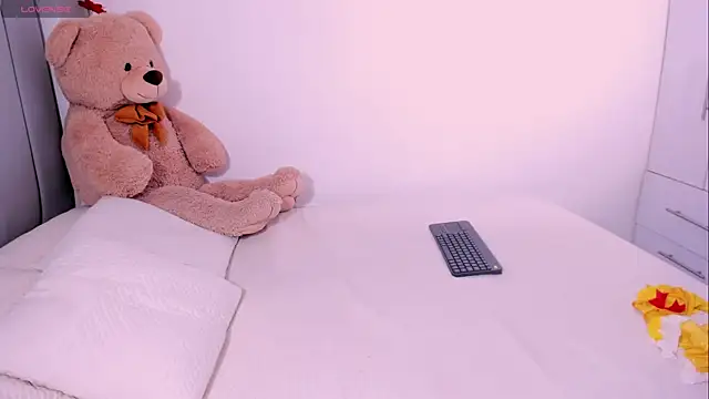 Snapshot of DannaHyde chatting on November 2, 6:43 pm DannaHyde online show from November 2, 6:43 pm