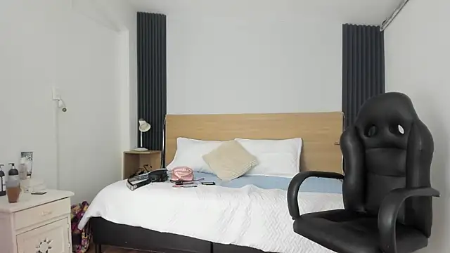 Chiqui milk  online show from November 15, 8:05 pm