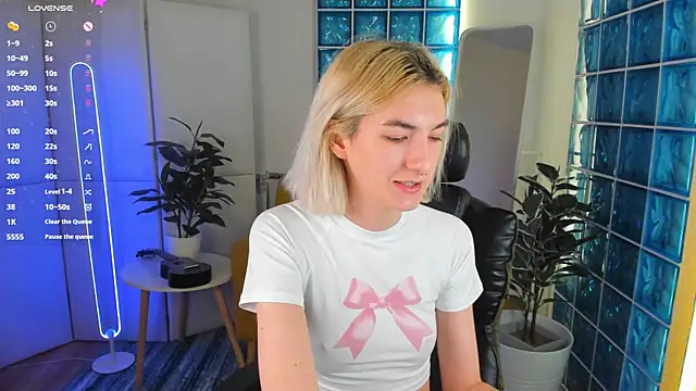 Snapshot of Mia_Cheers chatting on February 9, 1:46 pm Mia Cheers online show from February 9, 1:46 pm