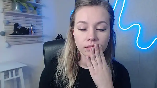 Snapshot of holly_xglam chatting on January 9, 9:16 am holly xglam online show from January 9, 9:16 am