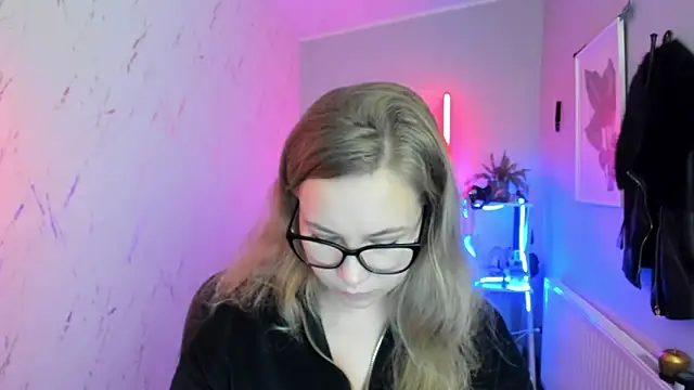 Snapshot of holly_xglam chatting on November 12, 7:03 pm holly xglam online show from November 12, 7:03 pm