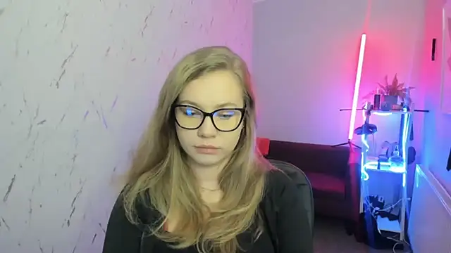 Snapshot of holly_xglam chatting on December 5, 7:21 pm holly xglam online show from December 5, 7:21 pm