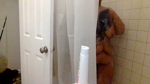 Snapshot of AllLeggs chatting on December 3, 2:36 am AllLeggs online show from December 3, 2:36 am