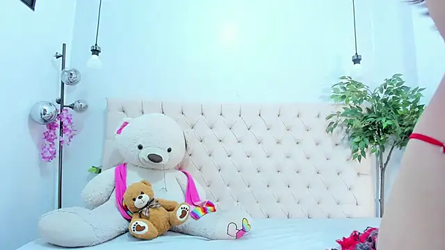 Victoria Coleman online show from December 4, 7:33 pm