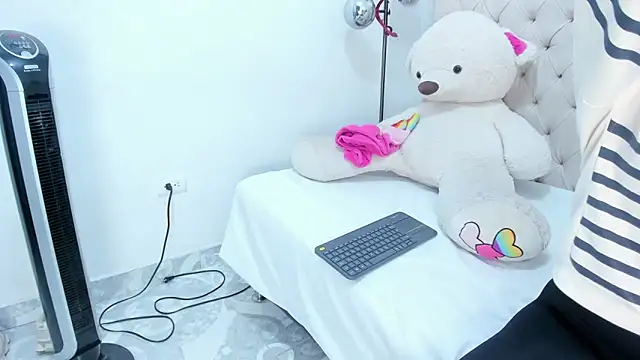 Victoria Coleman online show from April 7, 7:36 pm