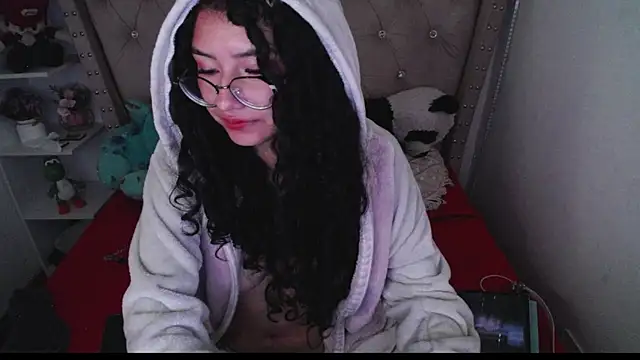 Snapshot of CherieCurl chatting on December 4, 4:00 am CherieCurl online show from December 4, 4:00 am