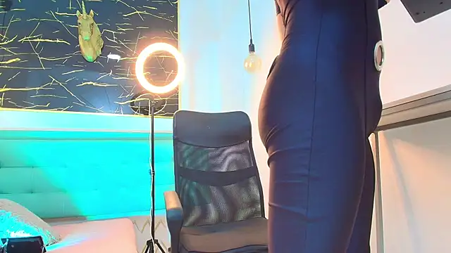 Snapshot of Bella_salvatore chatting on November 20, 8:52 pm Bella salvatore online show from November 20, 8:52 pm