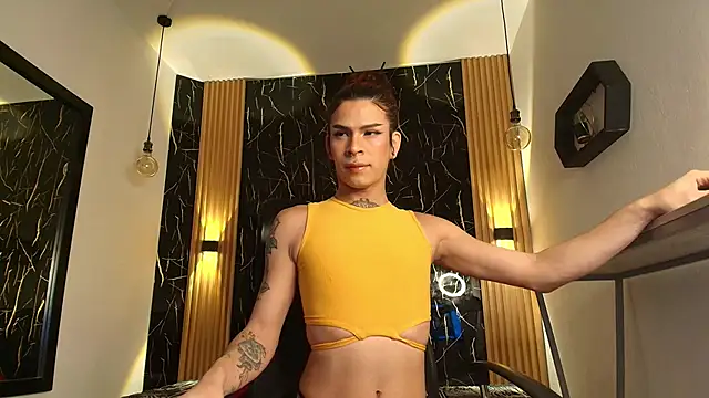 Snapshot of Bella_salvatore chatting on May 5, 8:50 pm Bella salvatore online show from May 5, 8:50 pm