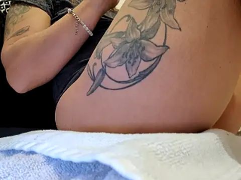 sweethotmilf888 online show from December 22, 4:37 pm