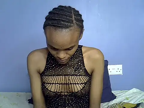 Snapshot of Queen_petite_ chatting on March 3, 7:28 pm Queen petite online show from March 3, 7:28 pm