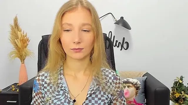 Snapshot of LolaWilsons chatting on January 7, 7:20 am LolaWilsons online show from January 7, 7:20 am