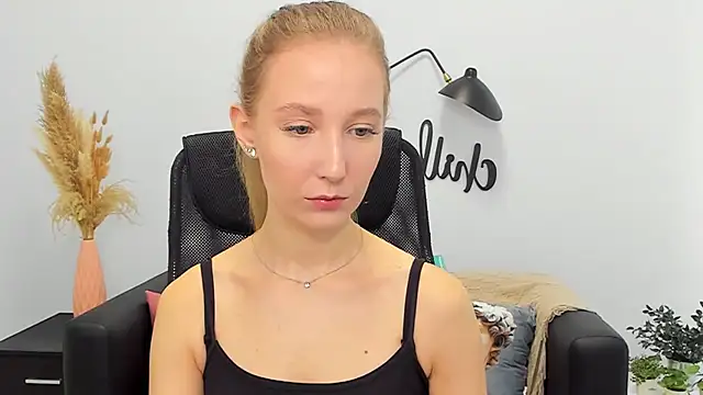 Snapshot of LolaWilsons chatting on March 13, 6:16 am LolaWilsons online show from March 13, 6:16 am