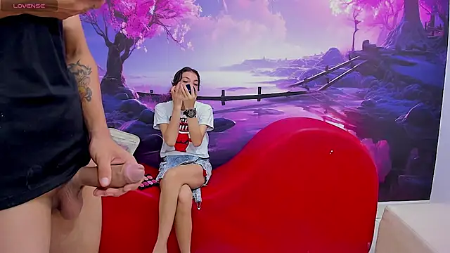 Snapshot of SlimLoves chatting on February 8, 3:52 am SlimLoves online show from February 8, 3:52 am