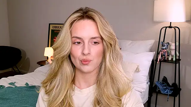 Snapshot of RozzitaBedberry chatting on October 27, 1:48 pm RozzitaBedberry online show from October 27, 1:48 pm