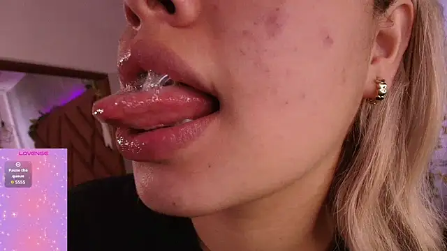 Snapshot of Haelycute chatting on October 26, 12:00 pm Haelycute online show from October 26, 12:00 pm