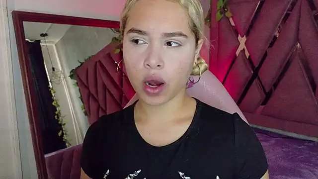 Snapshot of Haelycute chatting on February 11, 12:32 pm Haelycute online show from February 11, 12:32 pm