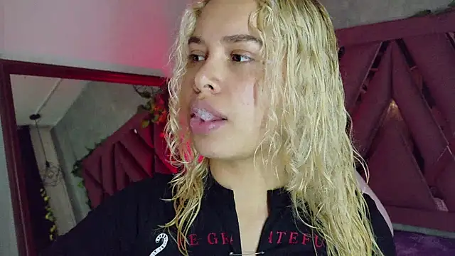 Snapshot of Haelycute chatting on February 12, 12:00 pm Haelycute online show from February 12, 12:00 pm