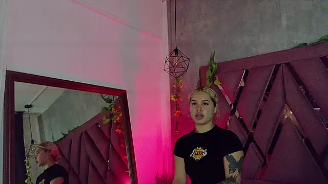 Snapshot of Haelycute chatting on February 14, 12:02 pm Haelycute online show from February 14, 12:02 pm