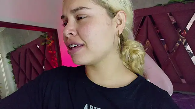 Snapshot of Haelycute chatting on February 15, 12:25 pm Haelycute online show from February 15, 12:25 pm